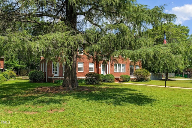 view of front of home featuring a front yard