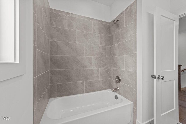 bathroom with tiled shower / bath