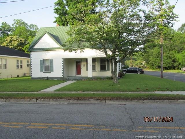 view of front of home with a front yard