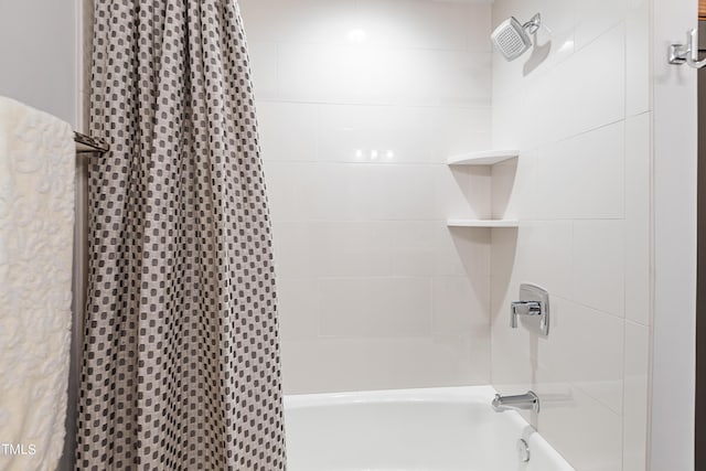 bathroom with tiled shower / bath combo