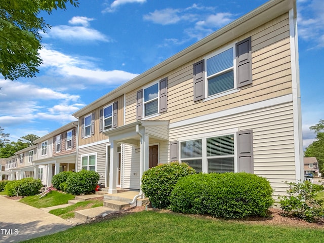 multi unit property featuring a front yard