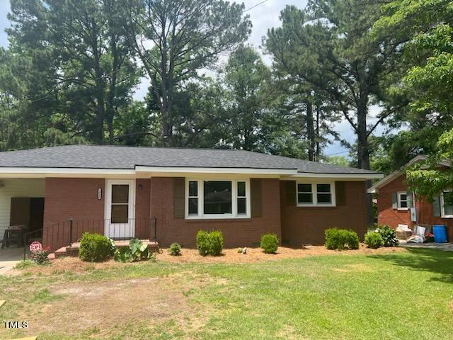 single story home with a front lawn