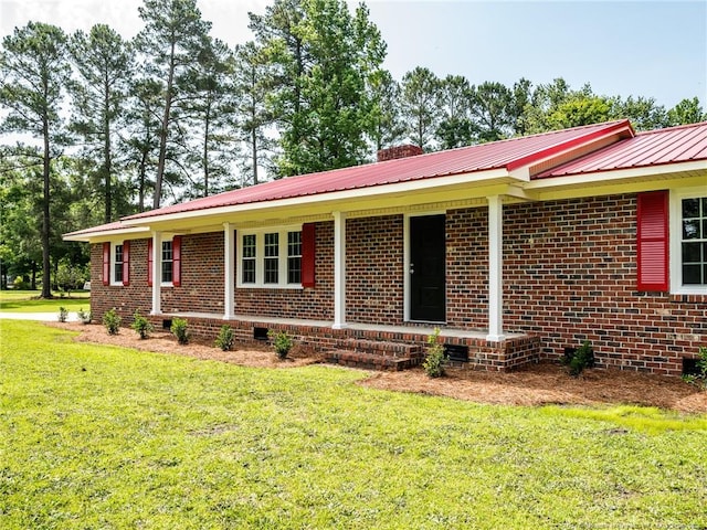 single story home featuring a front lawn