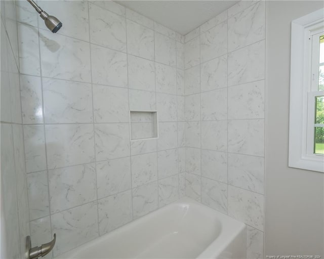 bathroom with tiled shower / bath