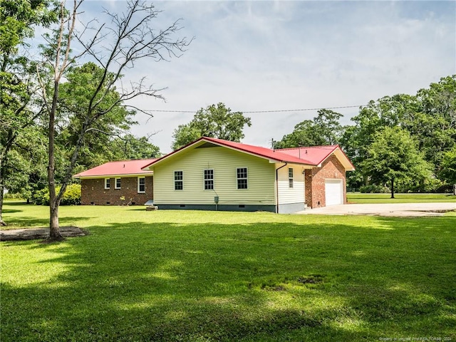 view of front of property featuring a garage and a front lawn