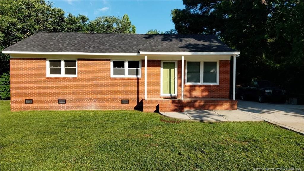 view of front of home featuring a front yard