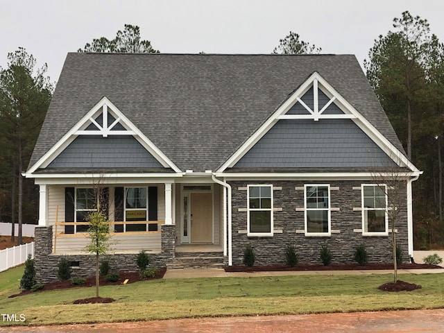 craftsman house featuring a front yard