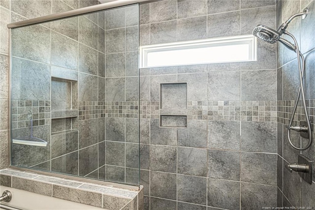 bathroom with plenty of natural light and tiled shower