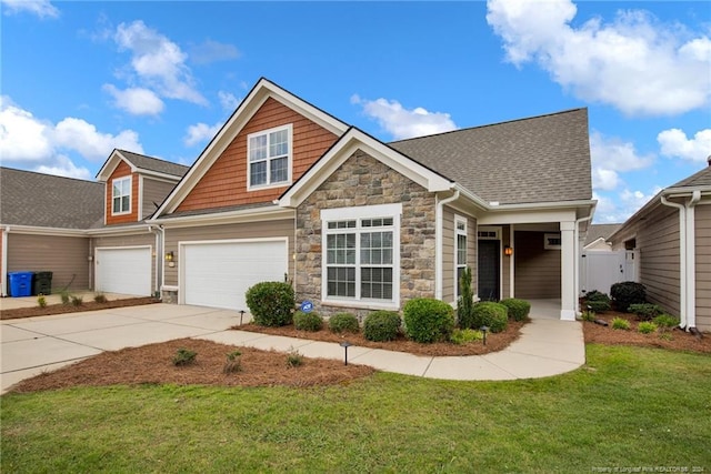 craftsman house featuring a front lawn and a garage