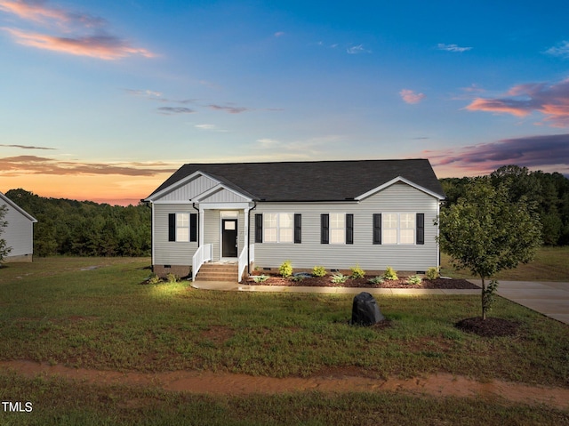 view of front of house featuring a lawn