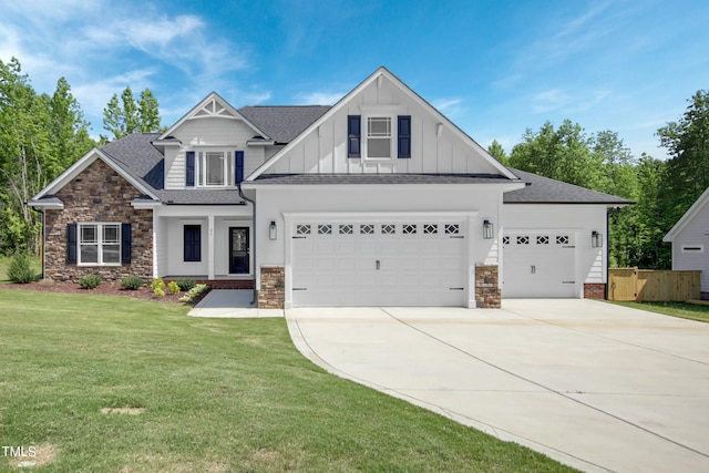 craftsman inspired home with a front lawn and a garage