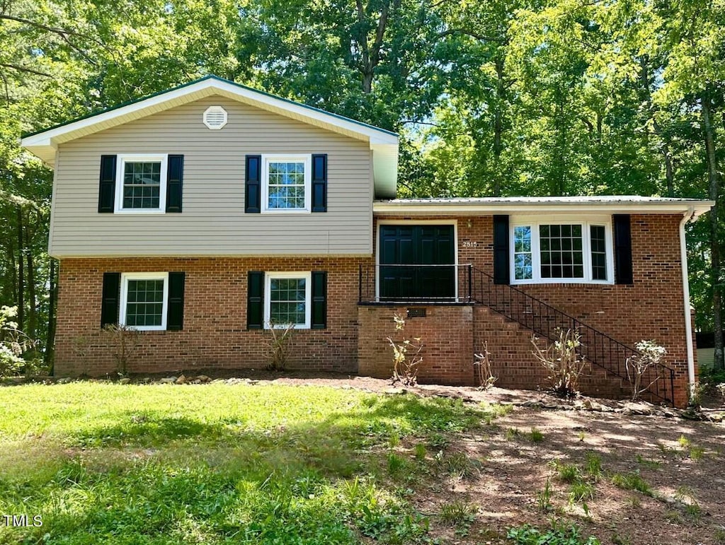 tri-level home featuring a front lawn