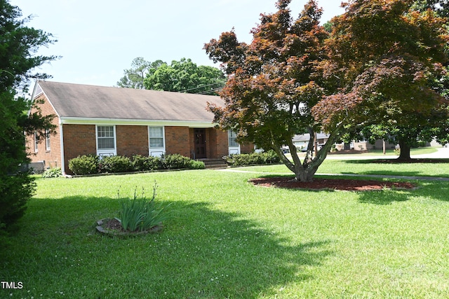 view of front of house featuring a front yard