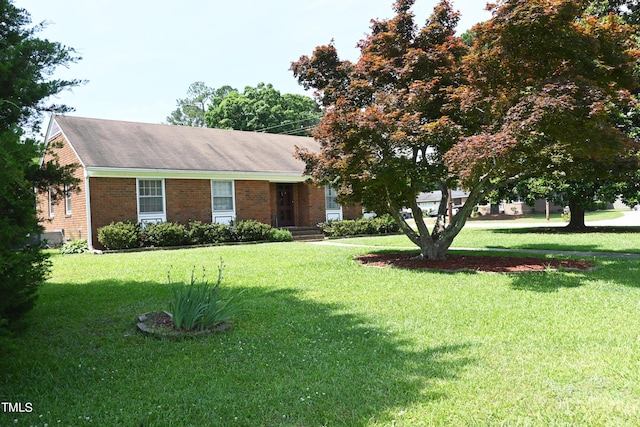 view of front of home featuring a front yard