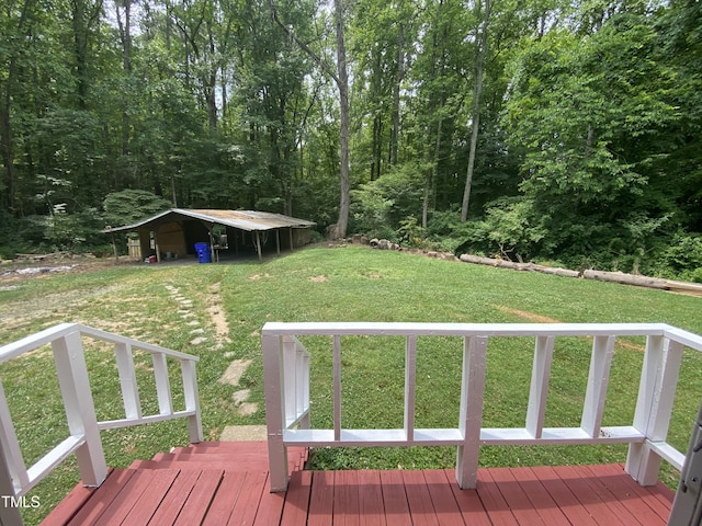 view of yard with an outbuilding