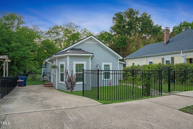 view of front facade with a front yard