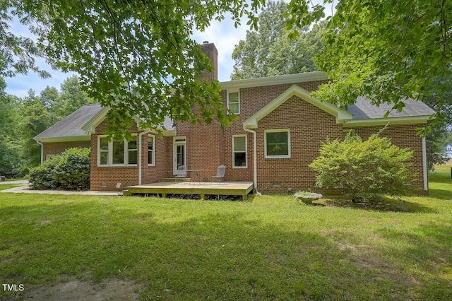 view of front of house featuring a wooden deck and a front yard