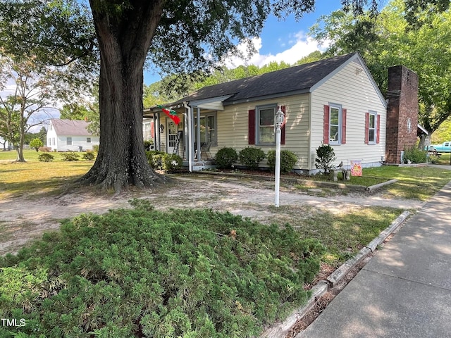 view of front facade with a front yard