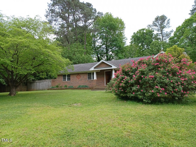 view of front of home featuring a front yard