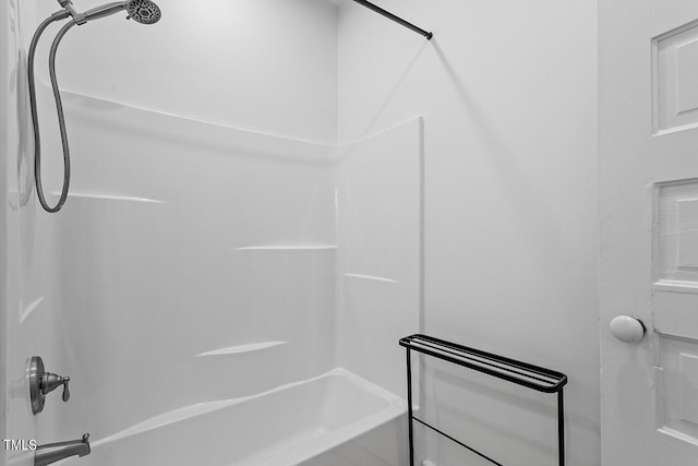 bathroom with bathtub / shower combination