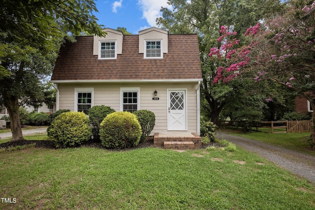 view of front of property featuring a front yard