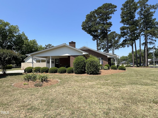 view of side of property featuring a lawn