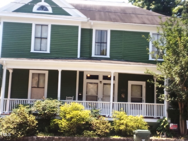 country-style home with a porch