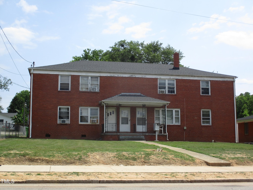 view of front of house featuring a front lawn