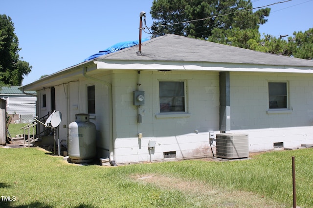 view of front facade featuring central AC and a front lawn