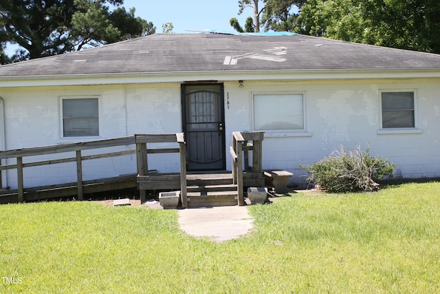 view of front facade featuring a front lawn