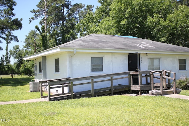 view of front of home with a front lawn