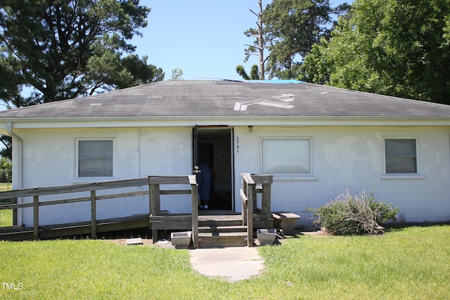 ranch-style house featuring a front lawn