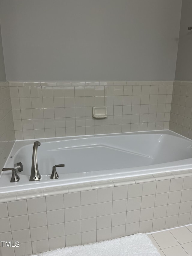 bathroom featuring tiled tub