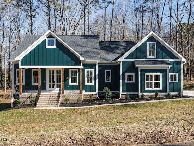 craftsman-style home featuring a porch and a front yard