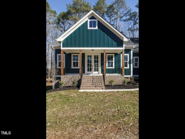 view of front of house with a porch and a front yard