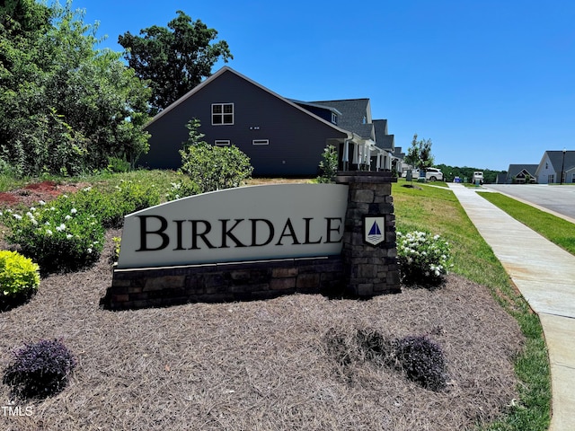 community sign featuring a residential view