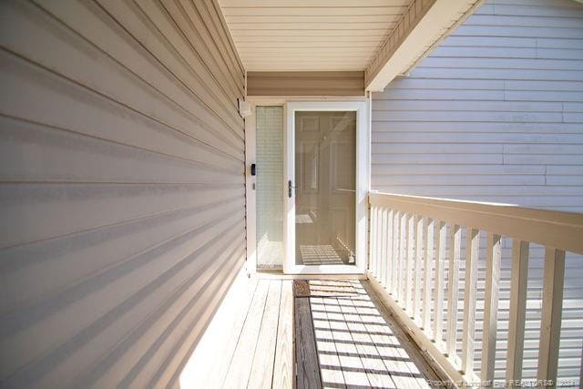 property entrance featuring a balcony