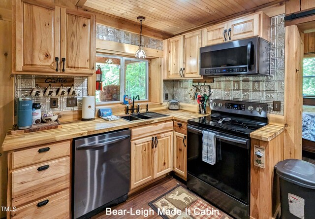 kitchen with hanging light fixtures, dark hardwood / wood-style flooring, stainless steel appliances, sink, and tasteful backsplash