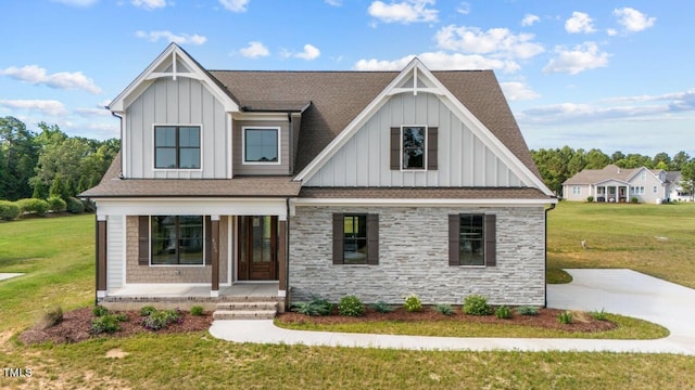 view of front of property featuring a front lawn and a porch