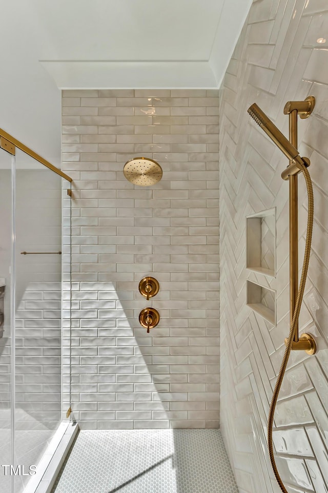 bathroom featuring tiled shower