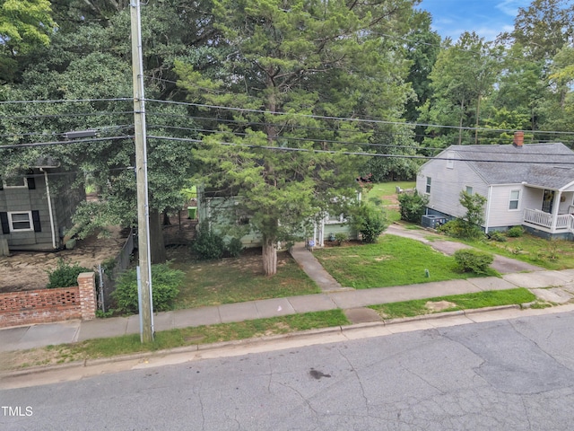 view of front facade with a front yard