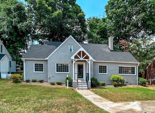 view of front of property featuring a front lawn