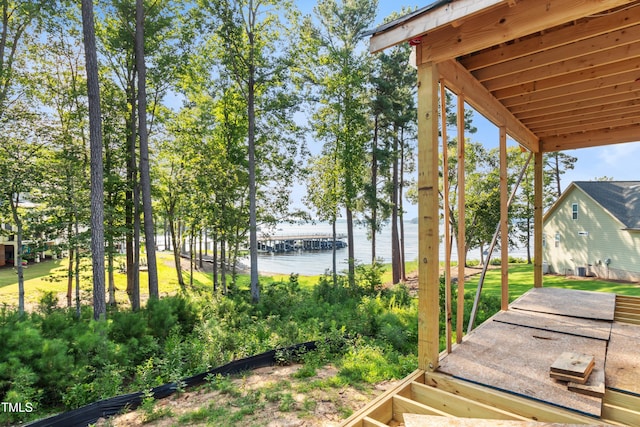 view of yard featuring a water view