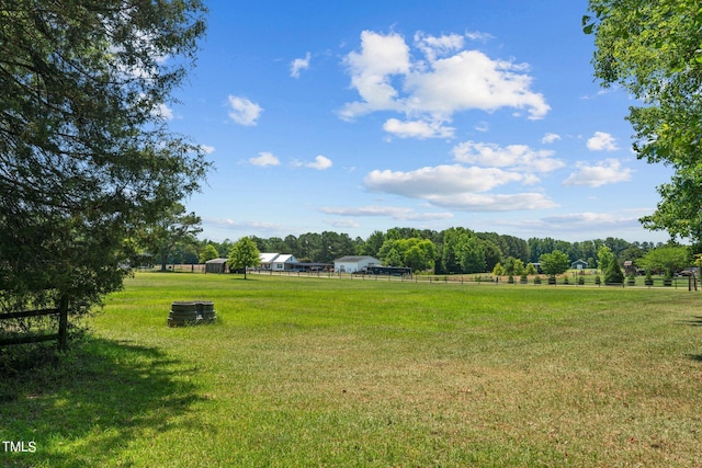 view of yard featuring a rural view