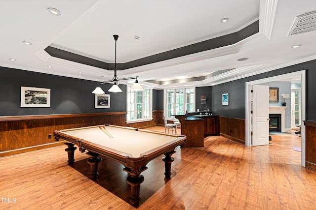 rec room with light wood-type flooring, a raised ceiling, crown molding, sink, and billiards