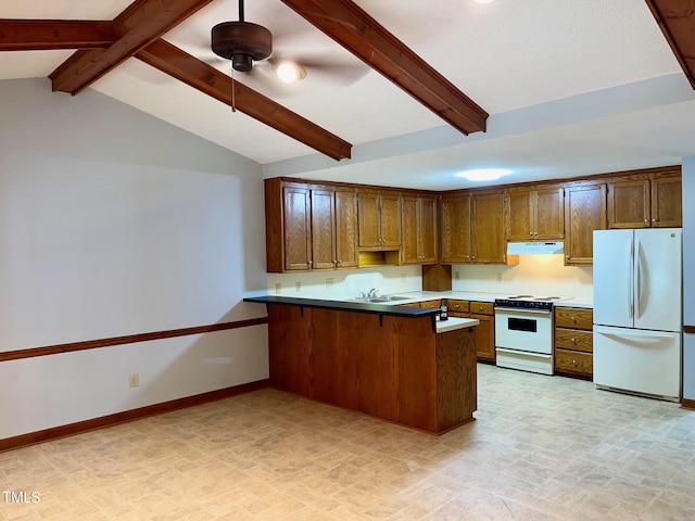 kitchen with sink, lofted ceiling with beams, a kitchen breakfast bar, kitchen peninsula, and white appliances