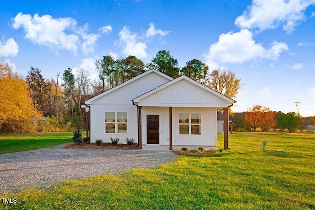 view of front of property featuring a front yard