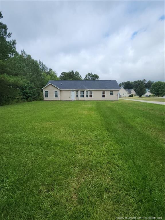 ranch-style home featuring a front lawn