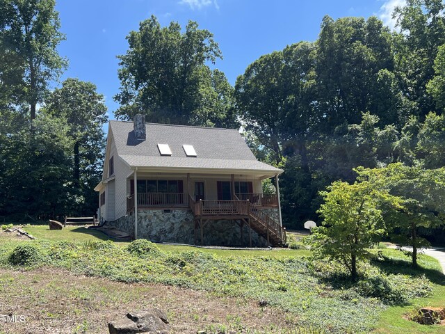 view of front facade featuring a front lawn