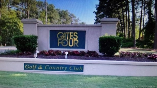 community / neighborhood sign featuring a lawn